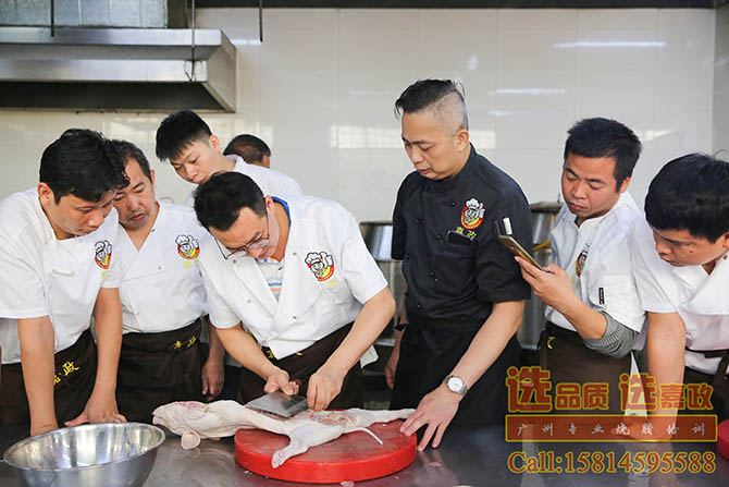广式烧乳猪烤制过程实操培训-广州嘉政广东烧腊培训学校